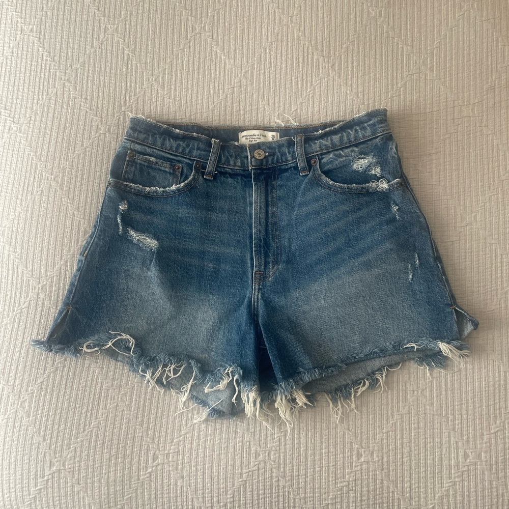 Abercrombie 4” High Rise Mom Short Curve Love Size 28/6 Medium Wash